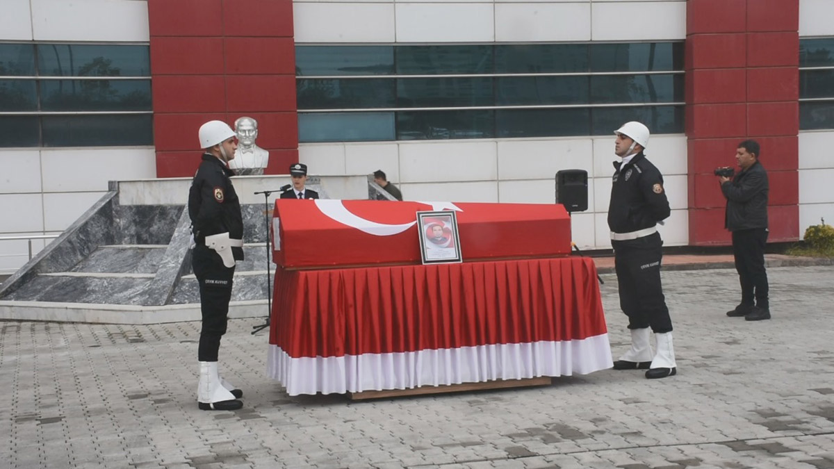 Kazada şehit olan komiser yardımcısı ramazan tülek'in (42) cenazesi düzenlenen törenin ardından memleketi mersin'e uğurlandı.