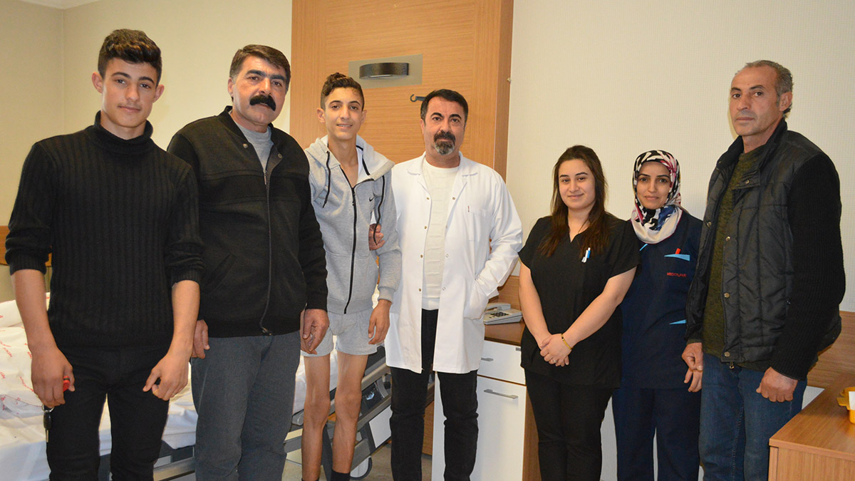 Mardin'de traktör ile römork arasına sıkışan iç kanama geçiren, sevk edildiği Elazığ’da yapılan ameliyatın ardından 9 gün yoğun bakımda kalan Beyar Ali (15), yaşam mücadelesini kazandı. 1 hafta kontrol amaçlı hastanede kalan Beyar Ali, taburcu edildi.