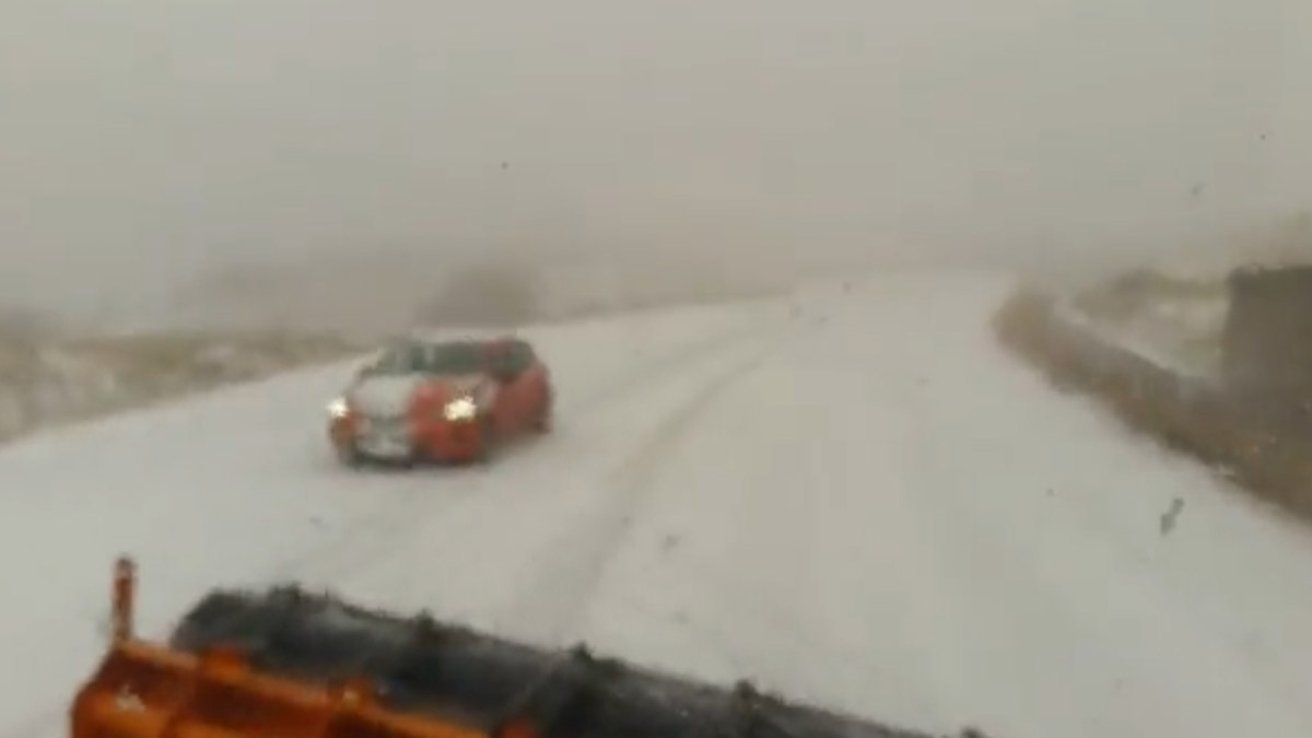 Tunceli-Erzincan kara yolunda kar küreme