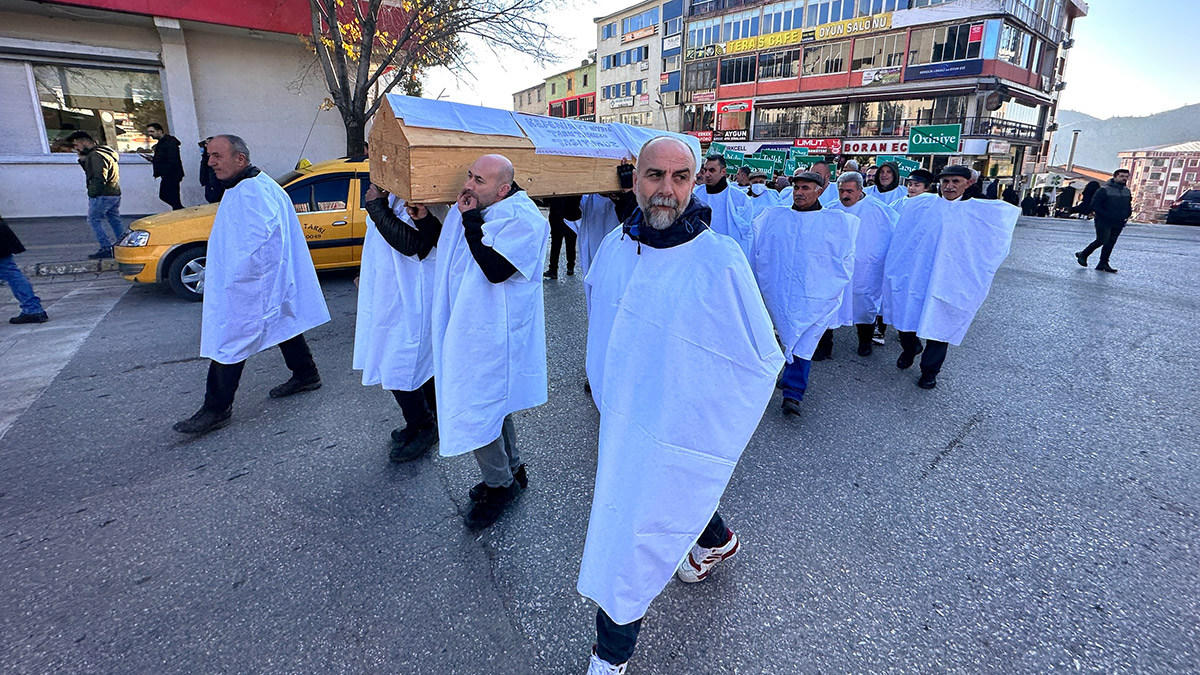 Çöp tesisine karşı çıkan köylülerden kefenli-tabutlu protesto