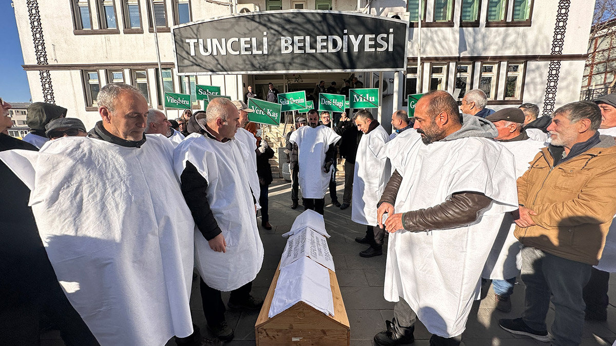 Çöp tesisine karşı çıkan köylülerden kefenli-tabutlu protesto