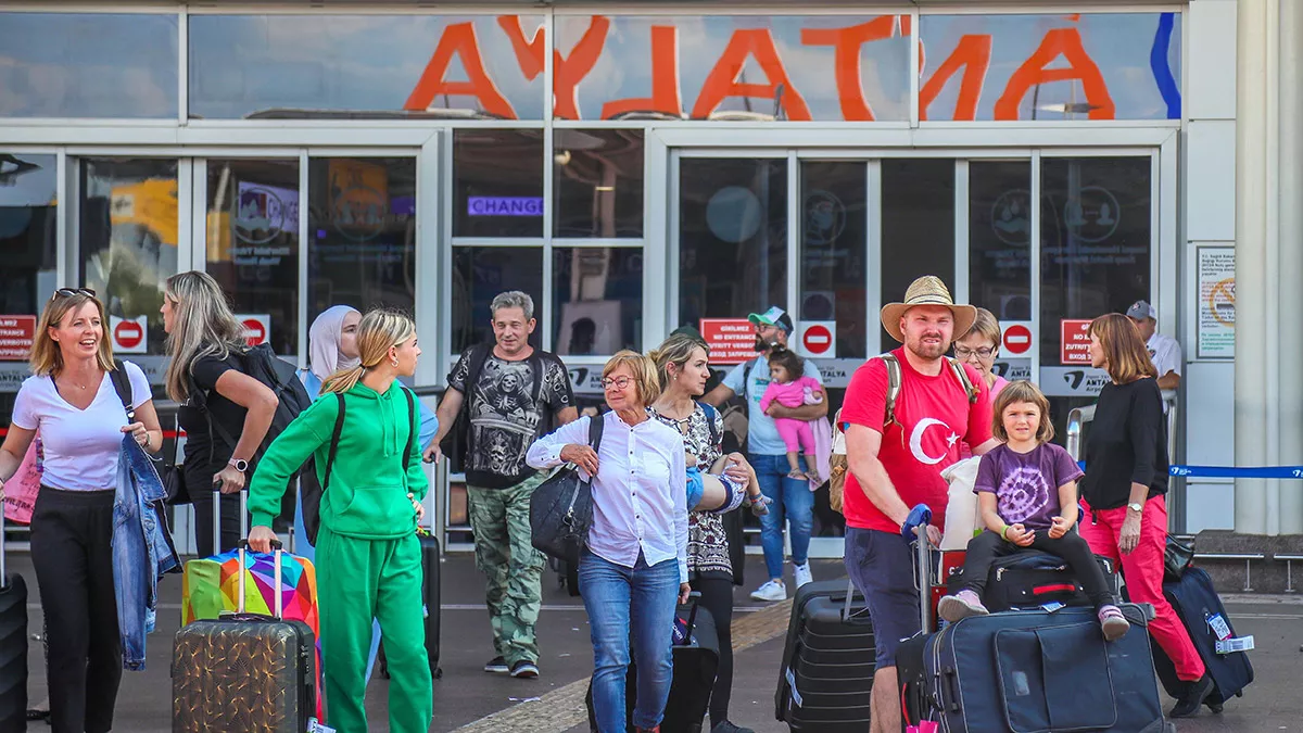 Pandemi döneminde hayata geçirilen 'güvenli turizm sertifikasyonu' ile turizmde yeni atılım yapan türkiye, tarihinde ilk kez i̇talya'yı geçerek dünyada en çok turistin geldiği 3'üncü ülke oldu.