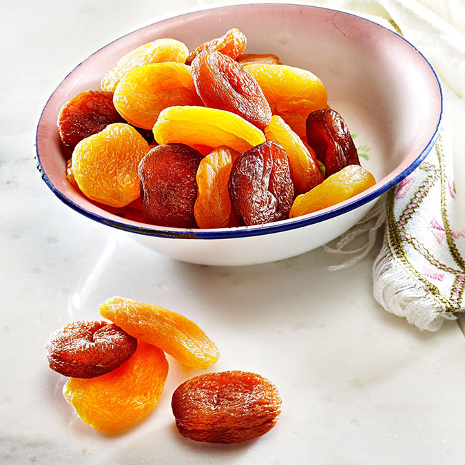 Türk kuru meyvelerin Noel sofralarını süslediğini belirten Ege Kuru Meyve ve Mamulleri İhracatçıları Birliği Yönetim Kurulu Başkanı Mehmet Ali Işık, "Kuru meyvelerin ilk üretimi, başlangıcı Anadolu'dur. Anadolu'dan dünyaya yeni yıl hediyesidir" dedi.