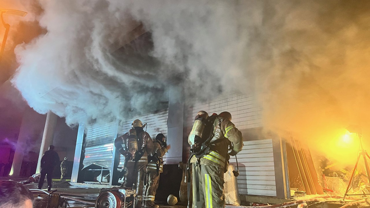 Tuzla'da mobilya deposunda yangın