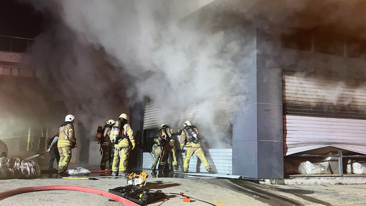 Tuzla'da mobilya deposunda yangın