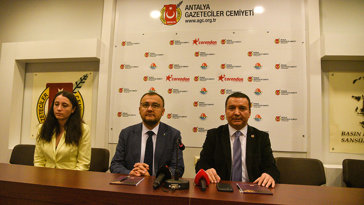 Ukrayna'nın Ankara Büyükelçisi Vasyl Bodnar, "Bu savaş 2014'te başladı. Toprağımızı geri alana kadar sözleşme, anlaşma ile ilgili konuşmayacağız" dedi.