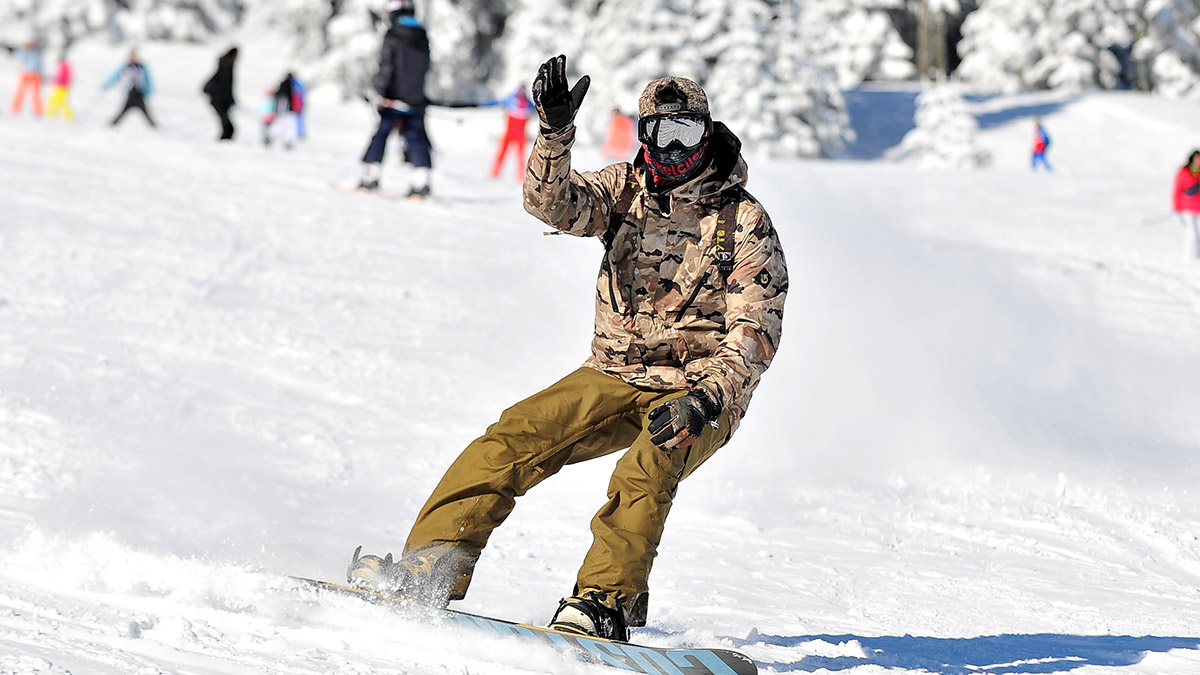 Kış turizminin önemli merkezlerinden Uludağ'da, sezon hazırlıkları tamamlandı. 15 Aralık’ta sezonun açılacağı Uludağ’a, Ukrayna savaşı nedeniyle vize problemi yaşayan Rus turistlerden Uludağ'a rağbet arttı.