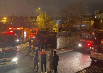 Ümraniye'de kağıt ve hurda merkezinde yangın