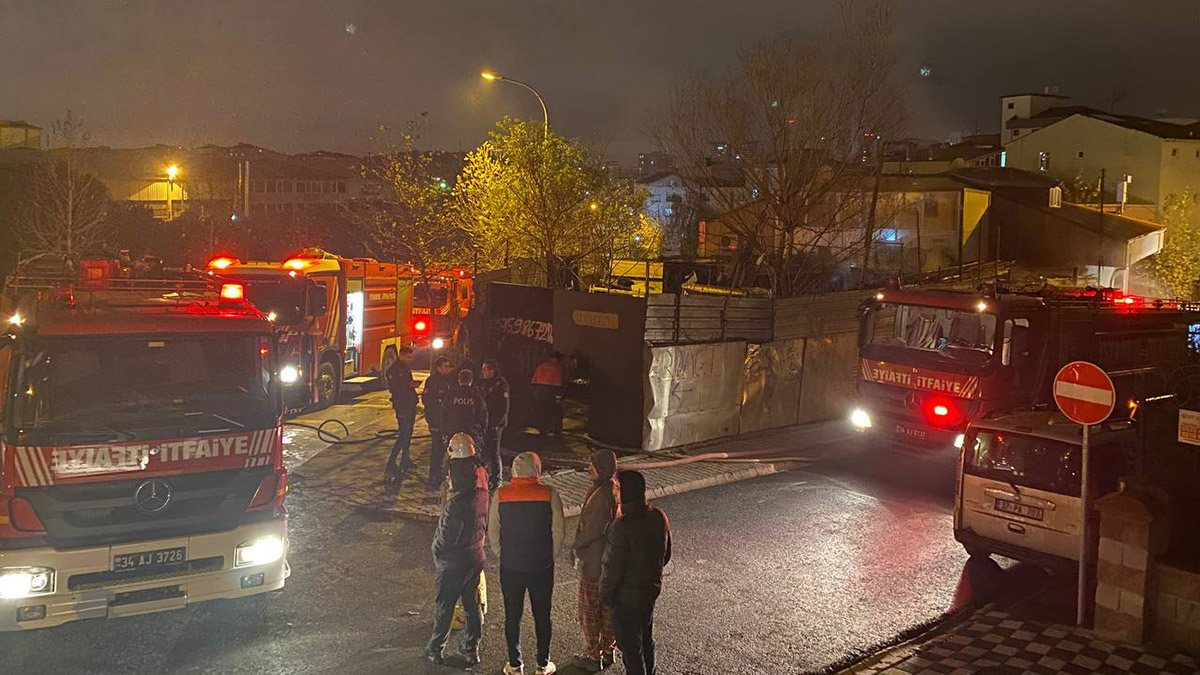 Ümraniye'de kağıt ve hurda merkezinde yangın