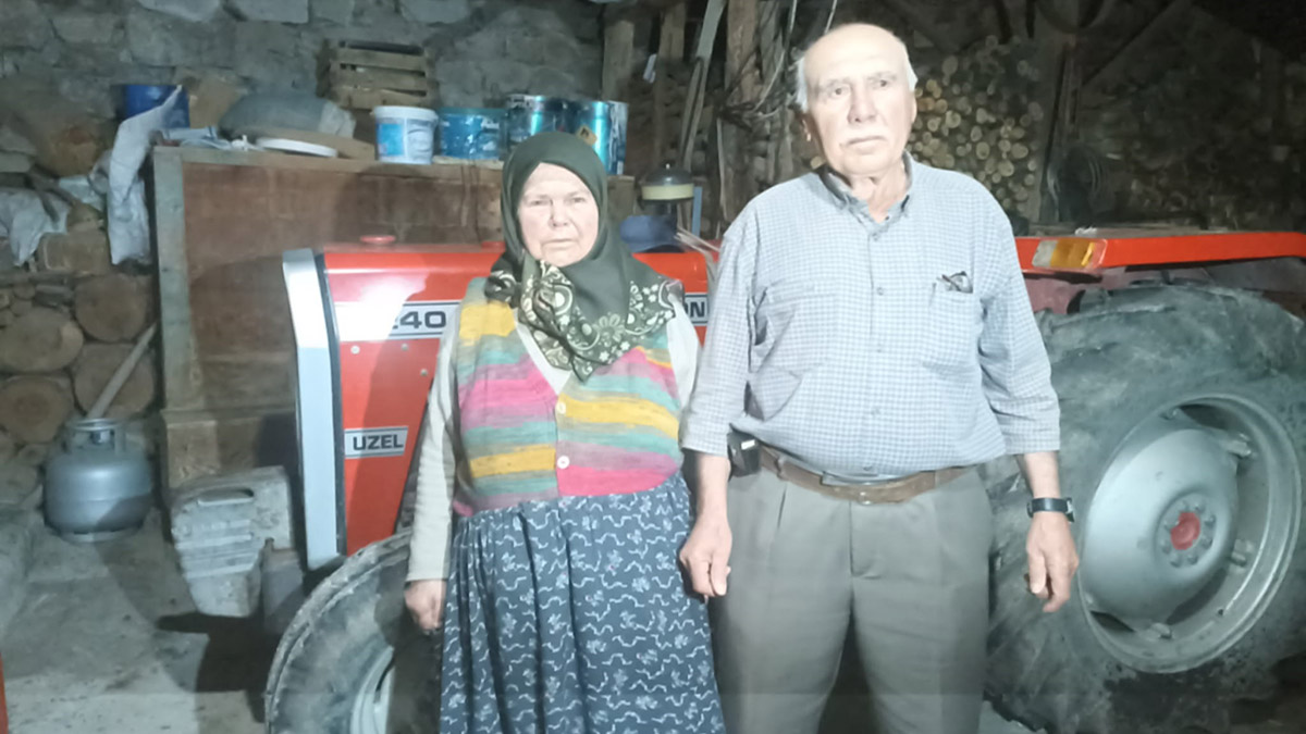 Umre için biriktirdikleri altın ve parayı kaptırdılar