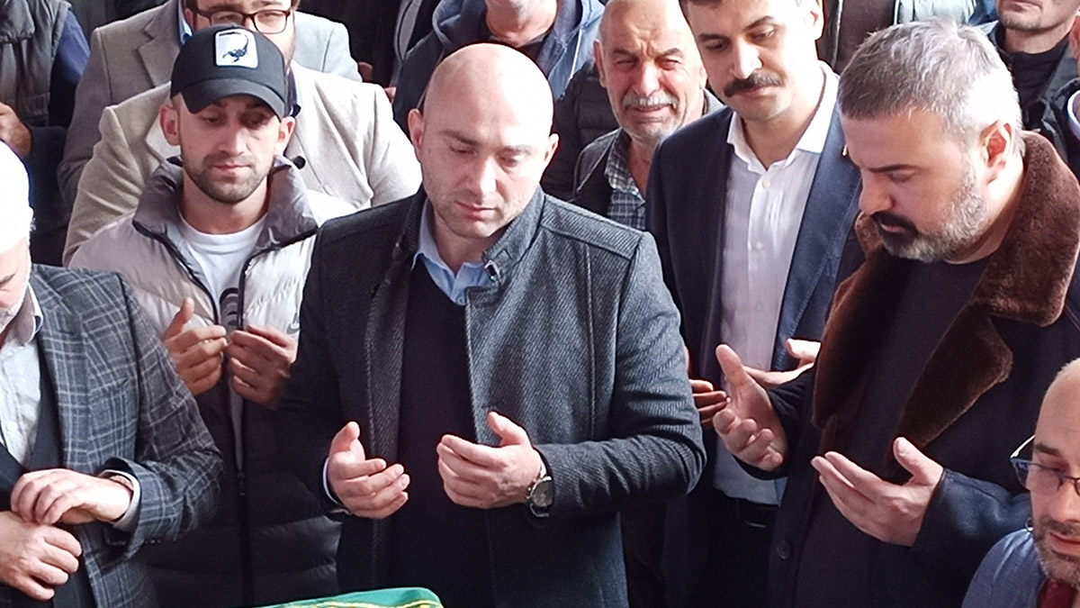 Çaykur Rizespor Altyapı Tesisleri’ndeki antrenman sahasında üzerine kale direği devrilen Yiğit, son yolculuğuna uğurlandı