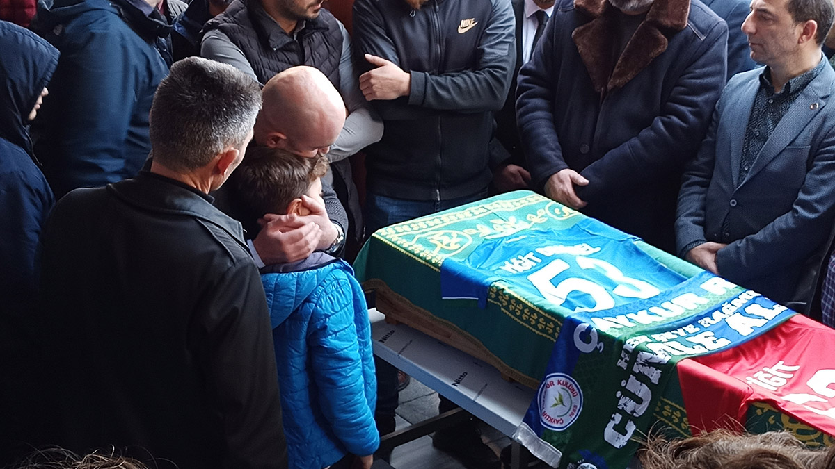 Üzerine kale direği devrilen Yiğit defnedildi