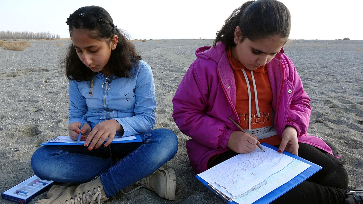 Van'da Türkiye Eğitim Gönüllüleri Vakfı'ndan (TEGV) bir grup öğrenci, Van Gölü'nde resim yaparak kuraklığa dikkat çekti.