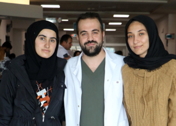 2 hastadan 25 ve 30 santimlik kitle alındı