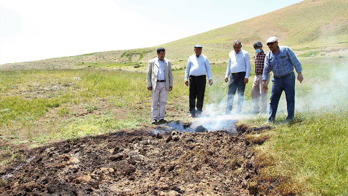 Van Yüzüncü Yıl Üniversitesi’nden (YYÜ) 5 bilim insanı, Erciş, Özalp ve Saray ilçelerinde turba topraklarının için için yandığı bölgede araştırma yaptı. 