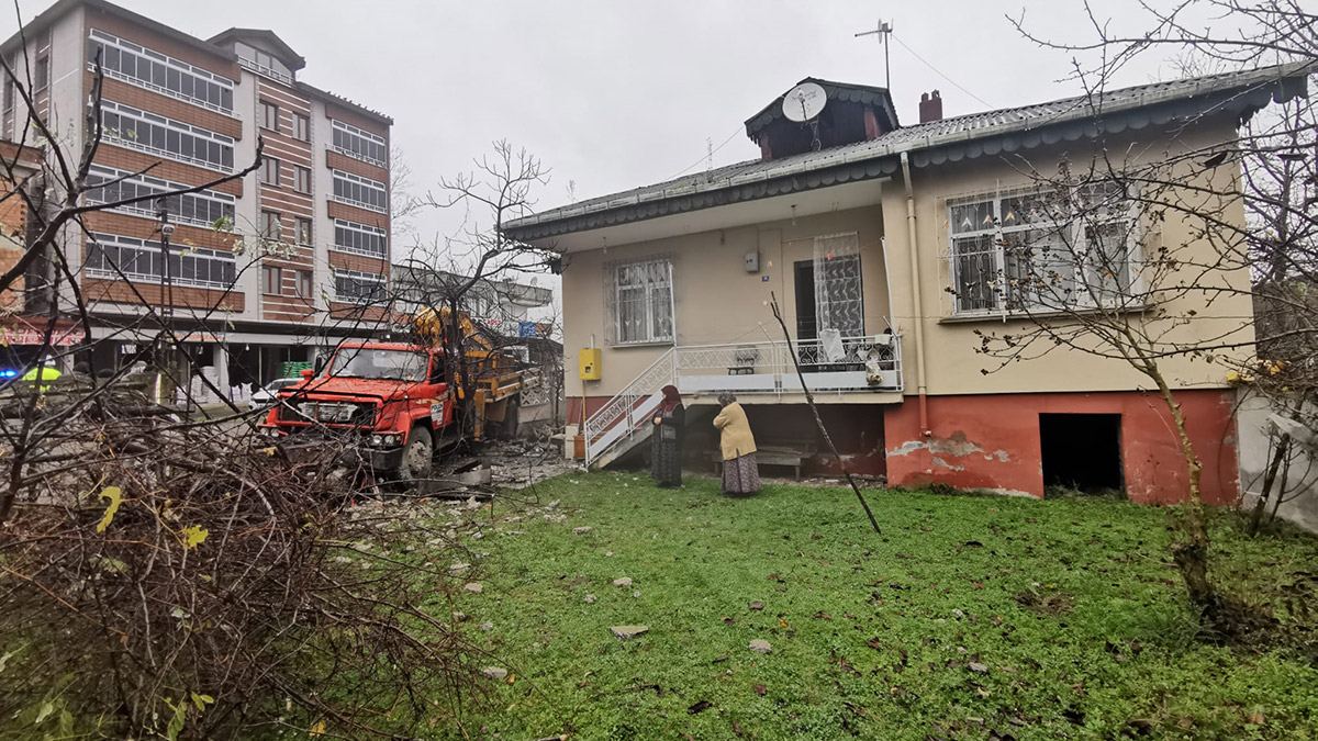 Vincin çarptığı bahçe duvarı yıkıldı