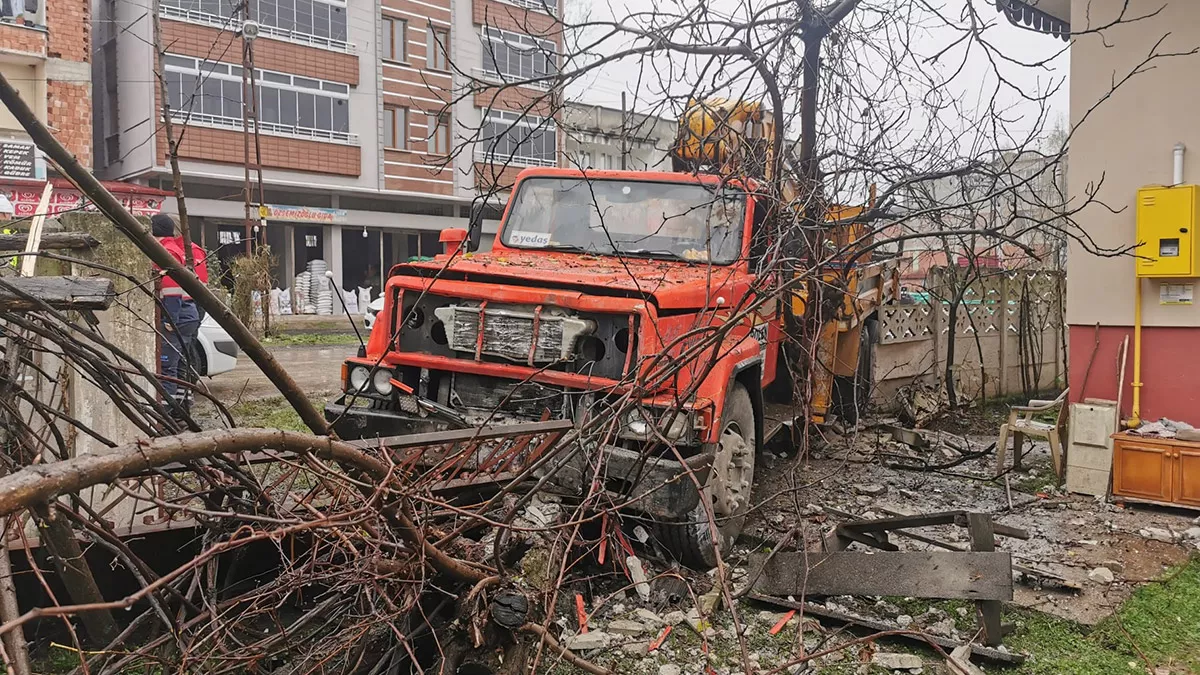 Vincin çarptığı bahçe duvarı yıkıldı