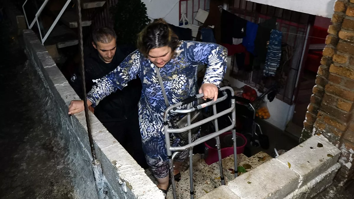 Antalya'da şiddetli yağmur sonrası evde mahsur kalan yüzde 41 engelli yeter gezer (49) ile annesi polis ekipleri tarafından kurtarıldı.