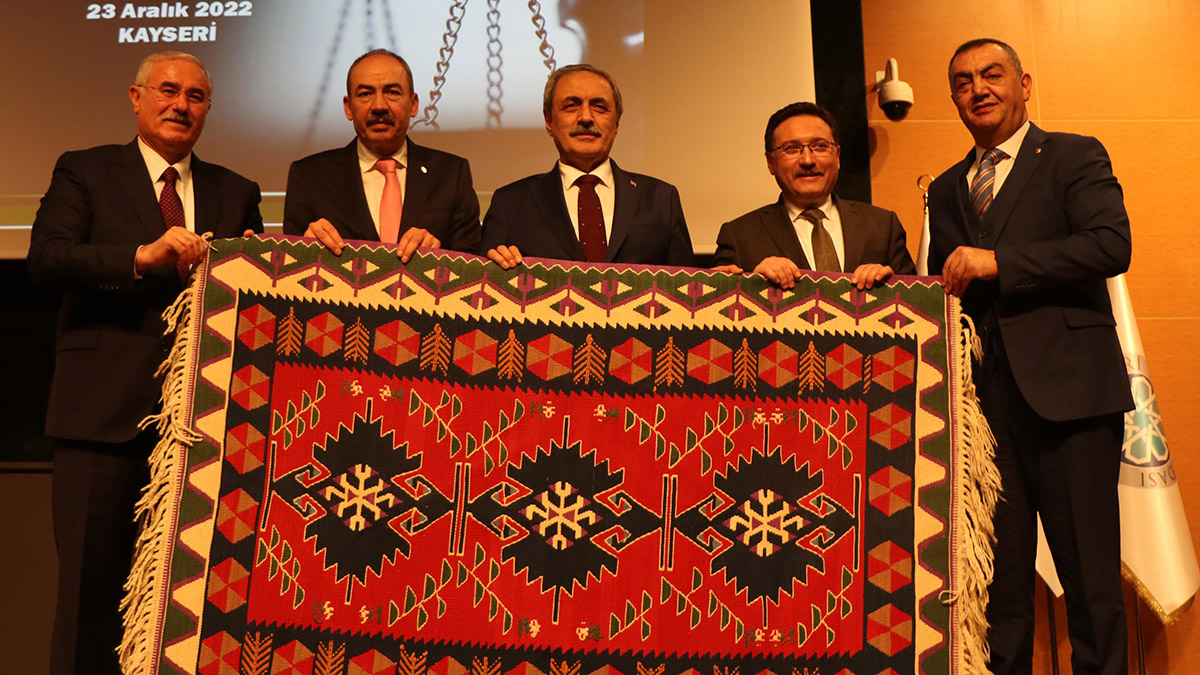 Yargıtay Başkanı Mehmet Akarca, "Hatalı bir karar üzerinden tüm yargı sisteminin hedef alınarak yıpratılması doğru değildir. Karar vermek hakimin asıl görevi olup kimseye devredilemez. Hakimlere tavsiye ve telkinde bulunamaz. Karar verme yetkisi kamuoyuna ait olsaydı mahkemelere gerek kalmazdı" dedi.