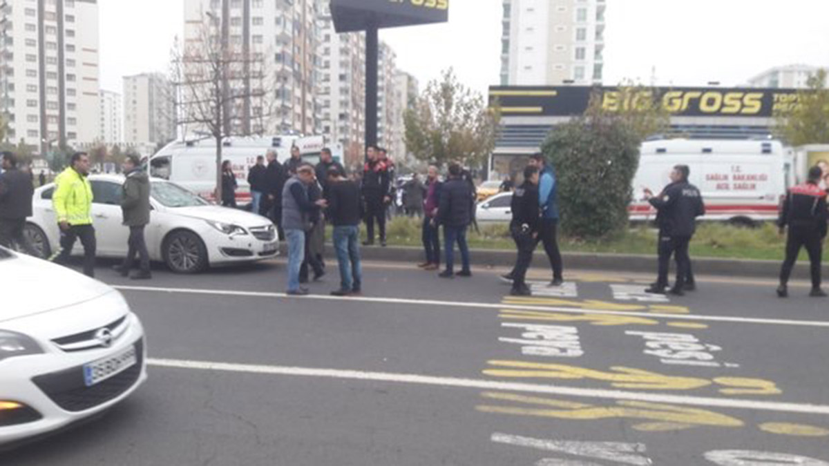 Otomobilin çarptığı liseli Ela ve Büşra yaralandı