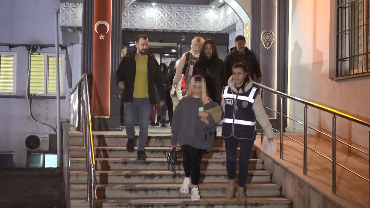 'Yeni araçlarımız geldi' şifresini kullanan fuhuş çetesi çökertildi