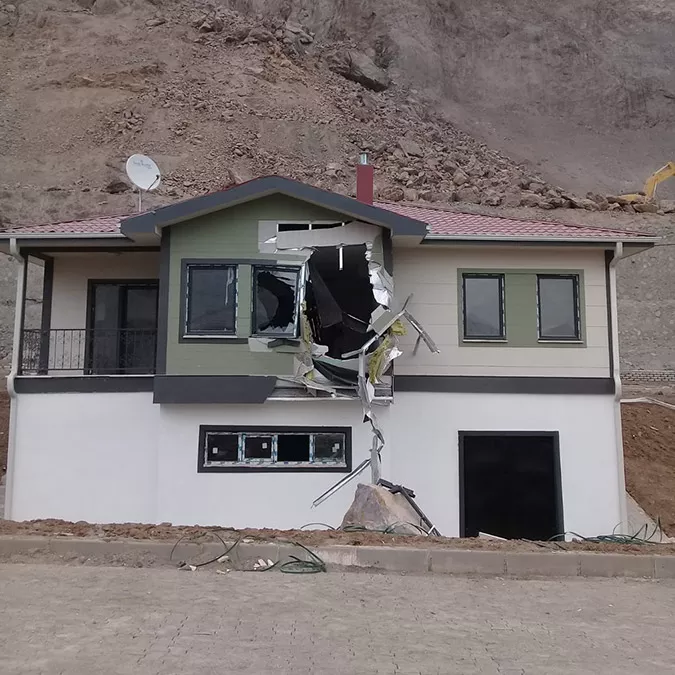Yamaçtan kopan kayalar 2 eve zarar verdi