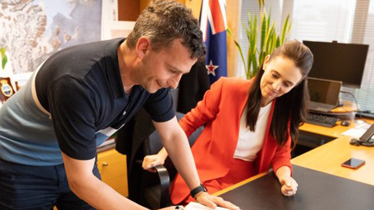 Yeni Zelanda Başbakanı Ardern’in sözlü hakareti açık arttırmada satılıyor