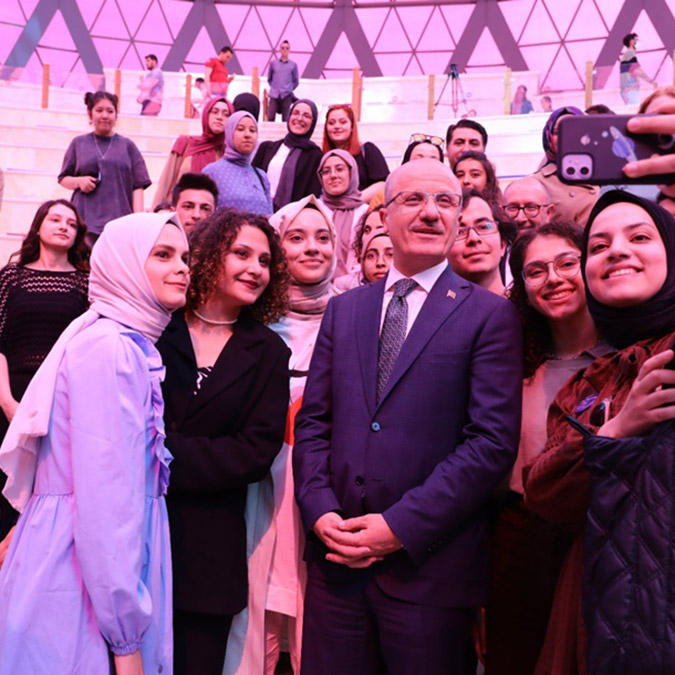 Erol Özvar 2022'de 7 bin öğrenci ile bir araya geldi