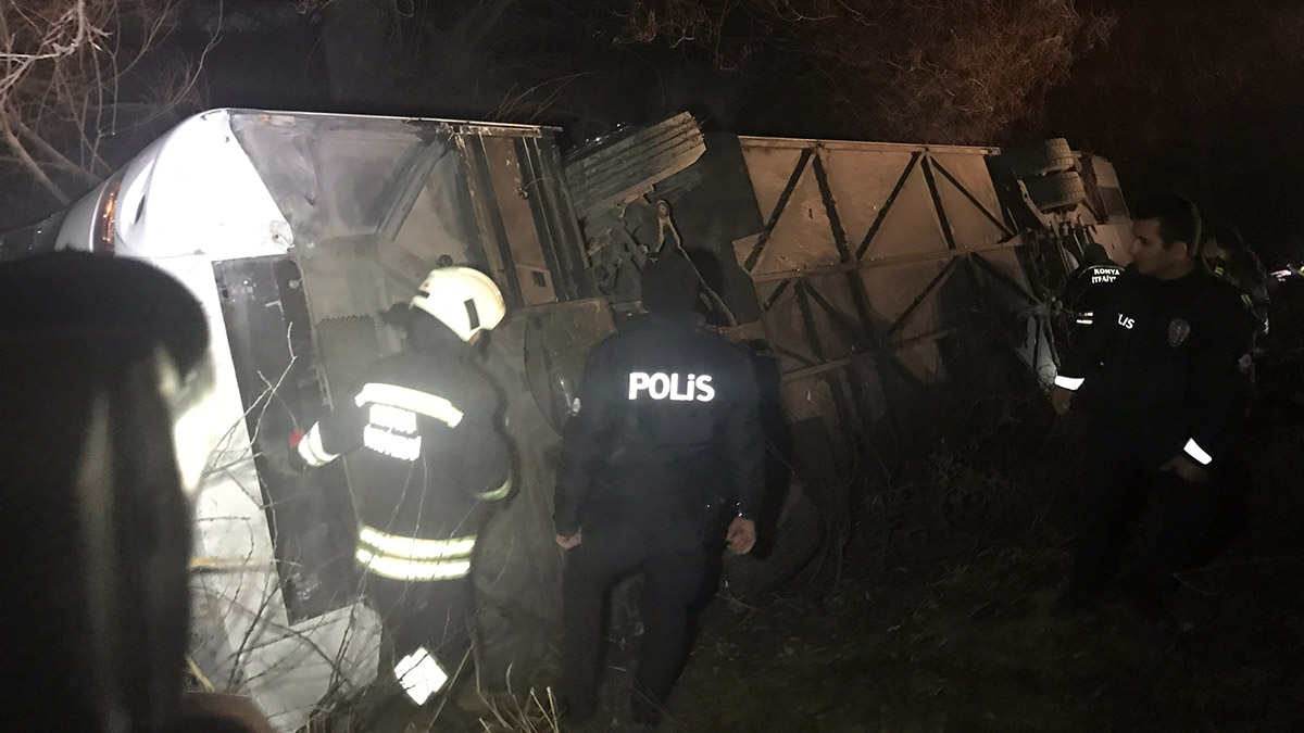 Yolcu otobüsü şarampole devrildi; 15 yaralı