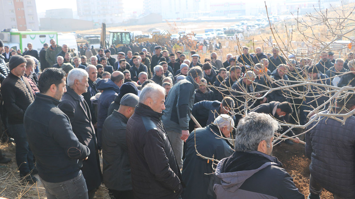 Eşini ve doktor yeğenini öldürüp intihar etti; yan yana toprağa verildi