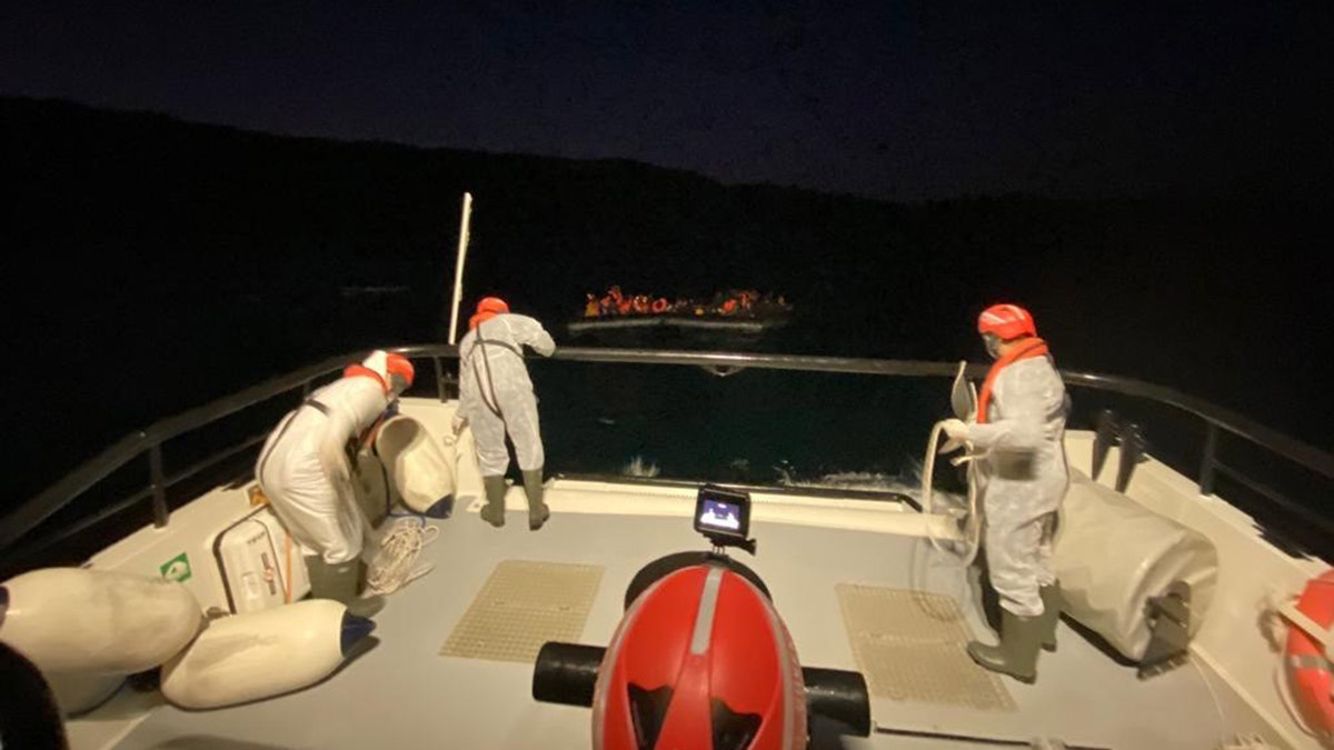 Yunan unsurları tarafından geri itilen 43 düzensiz göçmen kurtarıldı