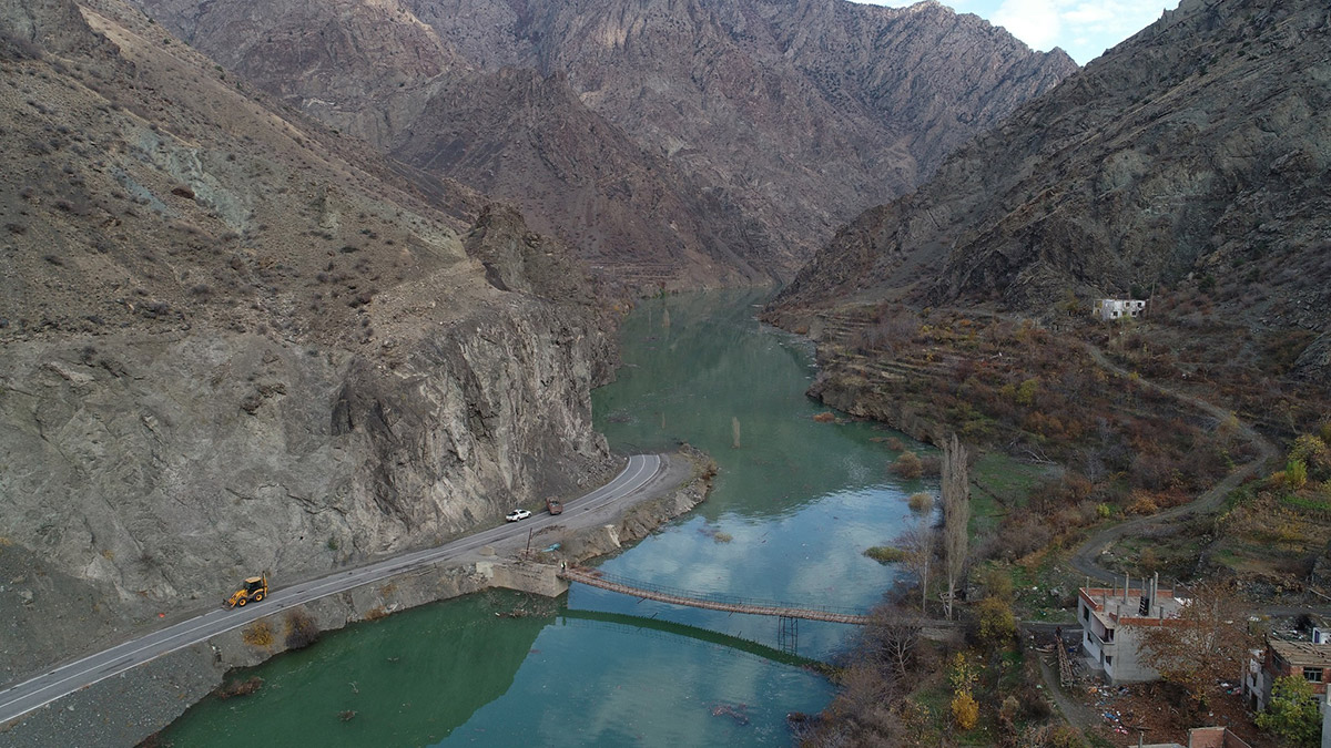 Asırlık asma köprü sulara gömüldü