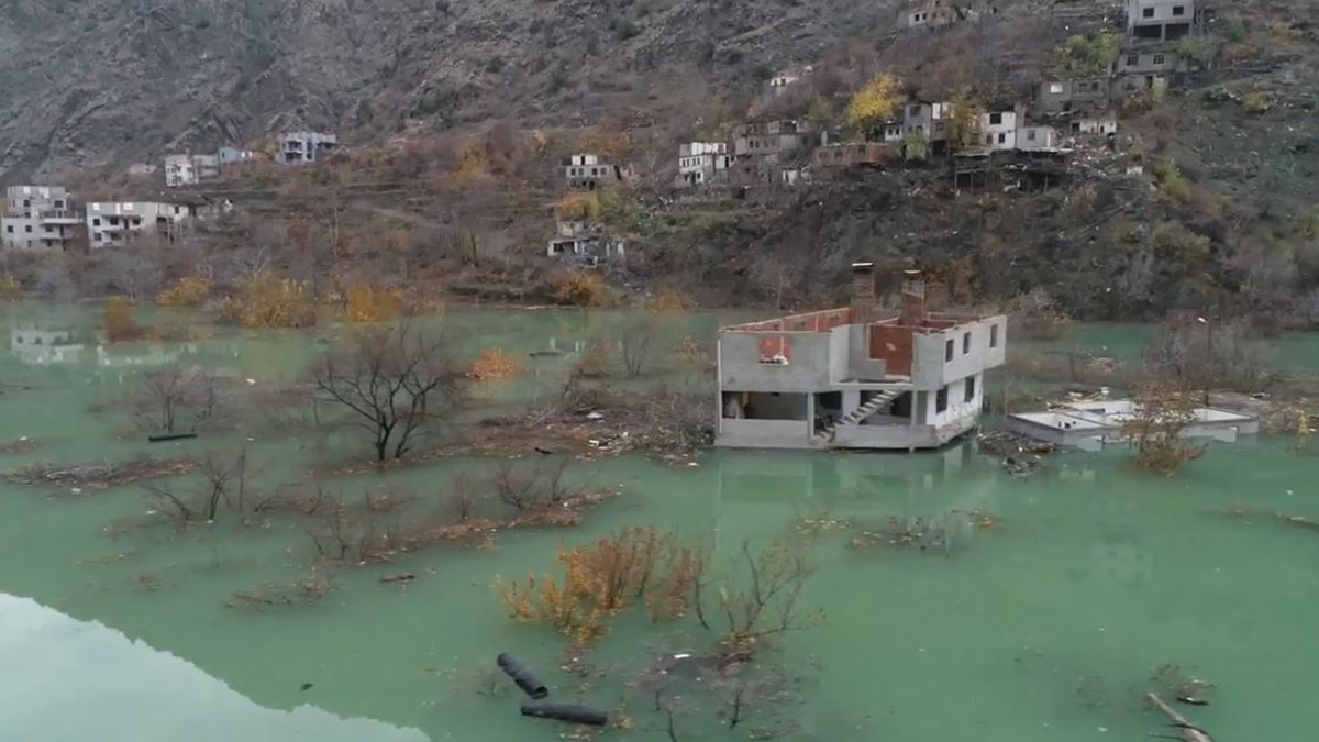 Yusufeli'de su yüksekliği 46 metreye ulaştı; asırlık asma köprü sulara gömüldü köye gidenler, evlerine uzaktan son kez baktı.