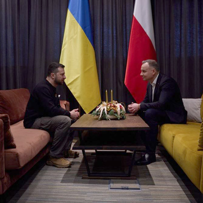 Ukrayna Devlet Başkanı Volodimir Zelenski ABD ziyareti sonrası “Alışılmadık koşullarda çok kısa bir konuşma olacak ama her zaman olduğu gibi neleri başardığımız hakkında konuşacağım. Washington'dan iyi sonuçlarla dönüyoruz” dedi.