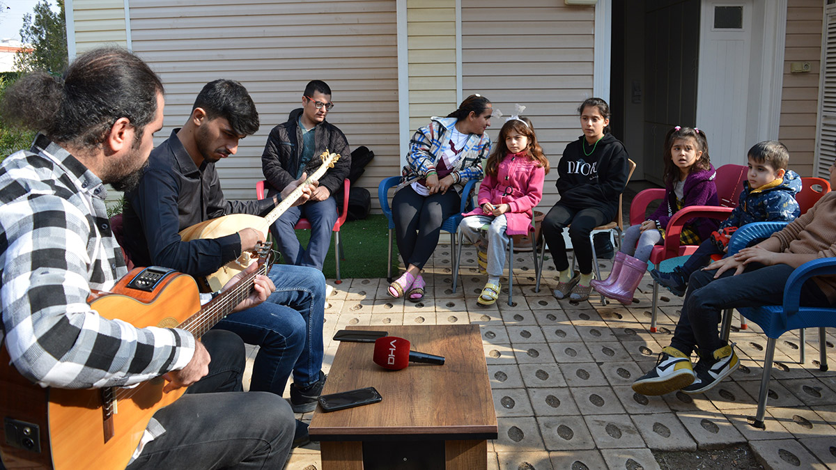 'Sevgi şifadır' sloganıyla müzikle terapi yapıyor