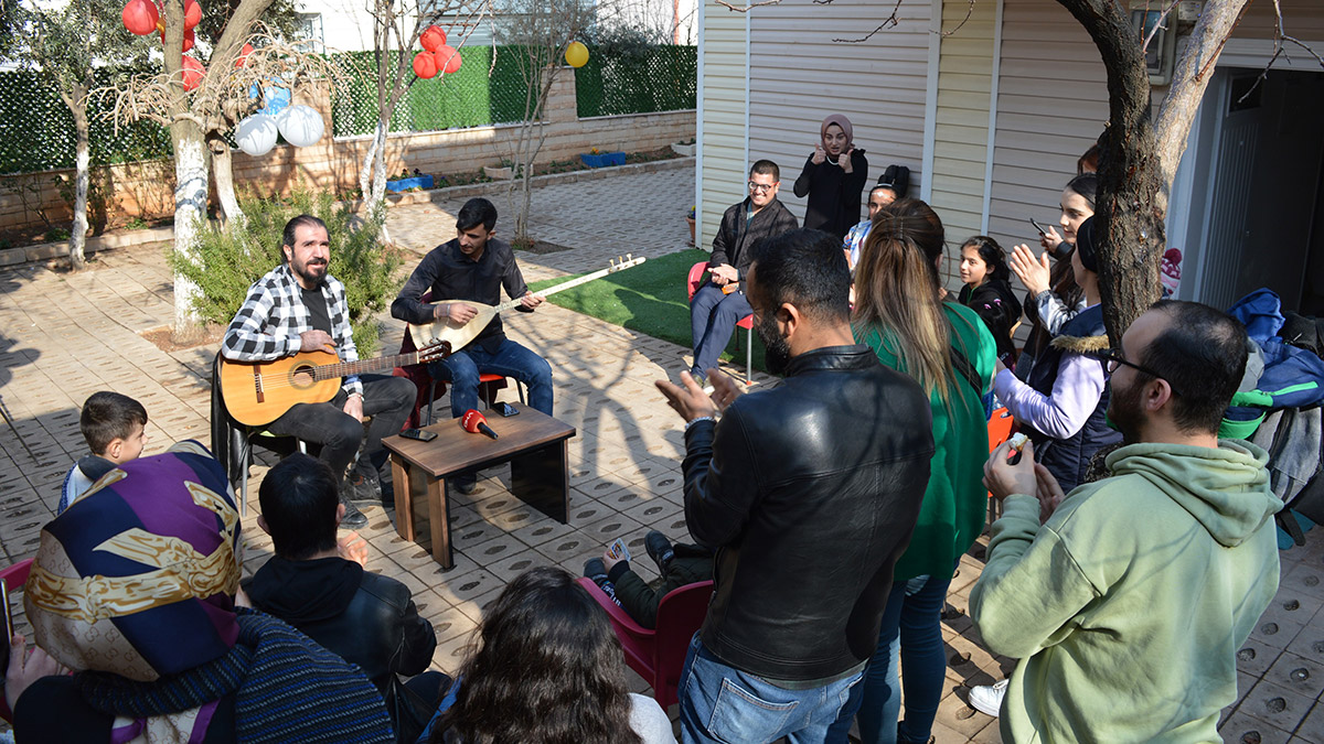 Mardin’de gıda teknolojisi öğretmeni Mehmet Gökdemir (33), yatağa bağımlı, hareket kabiliyeti kısıtlı ve rehabilitasyon ihtiyacı olan çocuklara 10 yıldır müzikle terapi yapıyor. 'Sevgi şifadır' sloganıyla başlattığı sosyal sorumluluk projesiyle her hafta bir rehabilitasyon merkezi, köy veya ev ziyaretine giden Gökdemir, ailelerden de olumlu tepkiler alıyor.