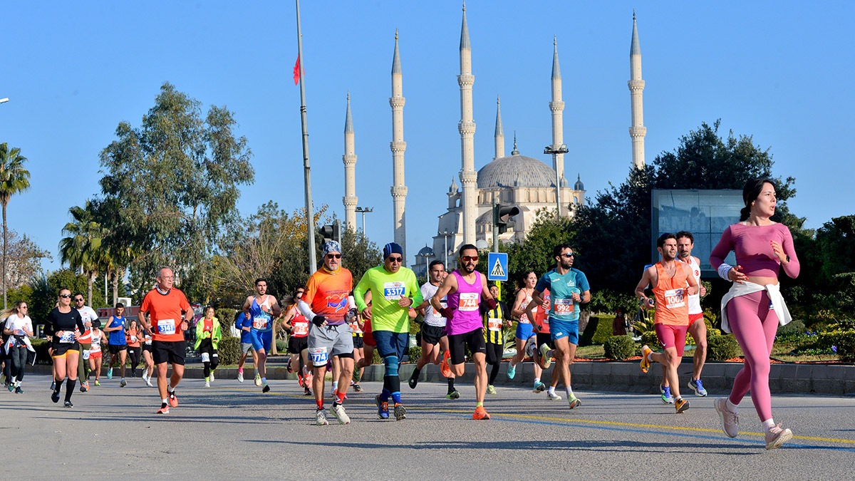 Adana’nın düşman işgalinden kurtuluşunun 101’inci yıl dönümü anısına düzenlenen 13’üncü Uluslararası 5 Ocak Adana Kurtuluş Yarı Maratonu ve Halk Koşusu, yoğun katılımla tamamlandı.