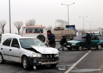 3 otomobilin karıştığı kazada 6 kişi yaralandı