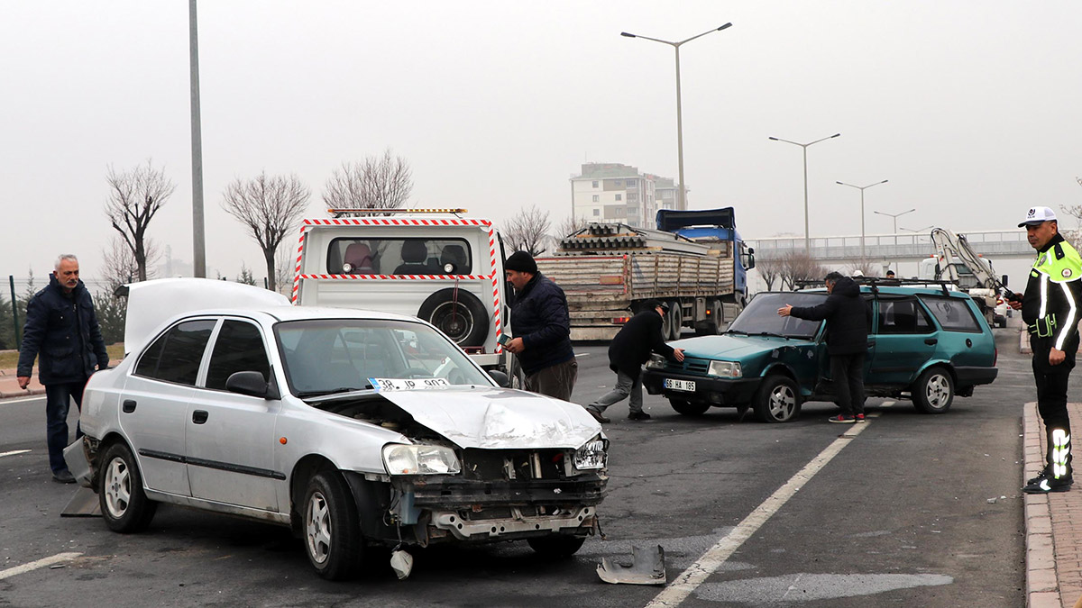 3 otomobilin karıştığı kazada 6 kişi yaralandı