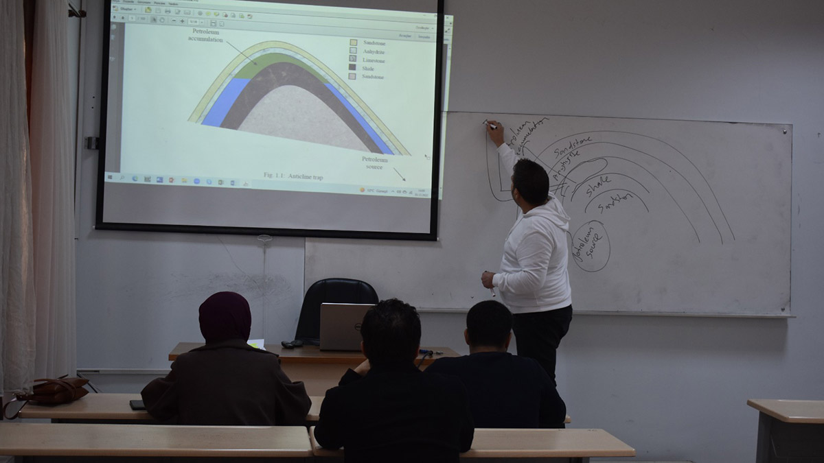 Batman Üniversitesi Mühendislik Mimarlık Fakültesi Petrol ve Doğalgaz Mühendisliği Bölümü’nde bu yıl verilmeyle başlanan yüzde 100 İngilizce eğitimle geleceğin petrol ve doğal gaz mühendisleri yetişiyor.