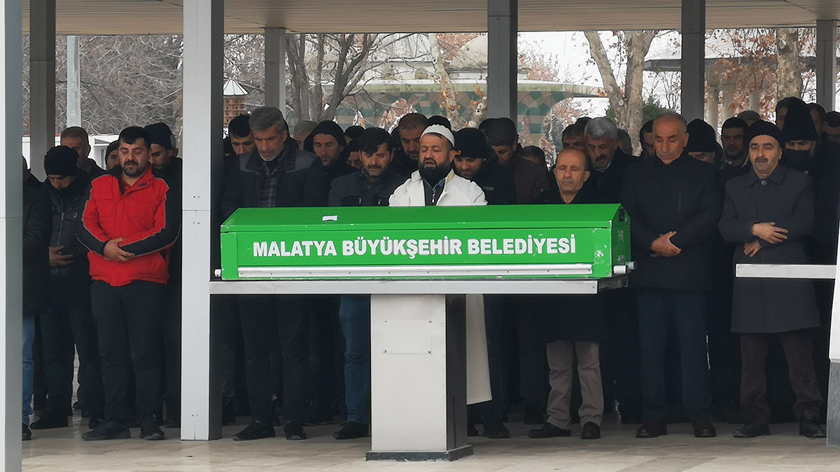 5 aylık hamile eşini öldürüp intihar etmişti, toprağa verildi