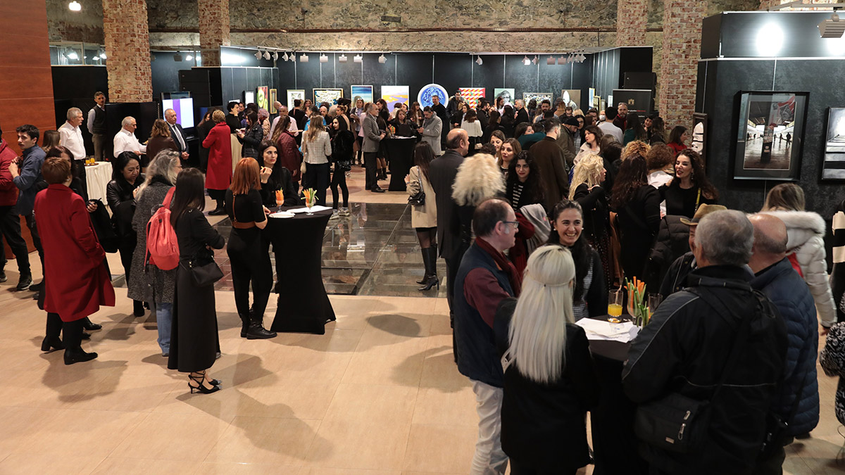 Dolmabahçe Sanat Galerisi, görsel sanatlar öğretmenlerinin yolunun kesiştiği ‘Eğitim Ƞ Sanat’ isimli karma sergiye ev sahipliği yapmaya başladı.