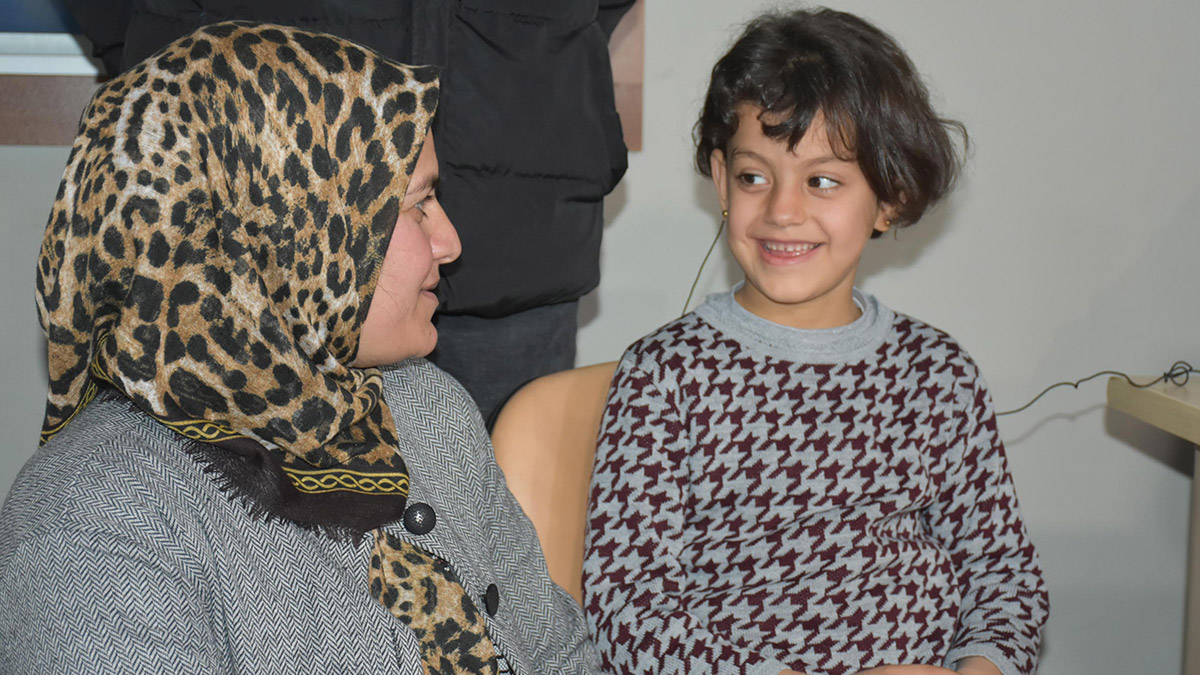 6 yaşındaki Kader, 'biyonik kulak' ile duydu