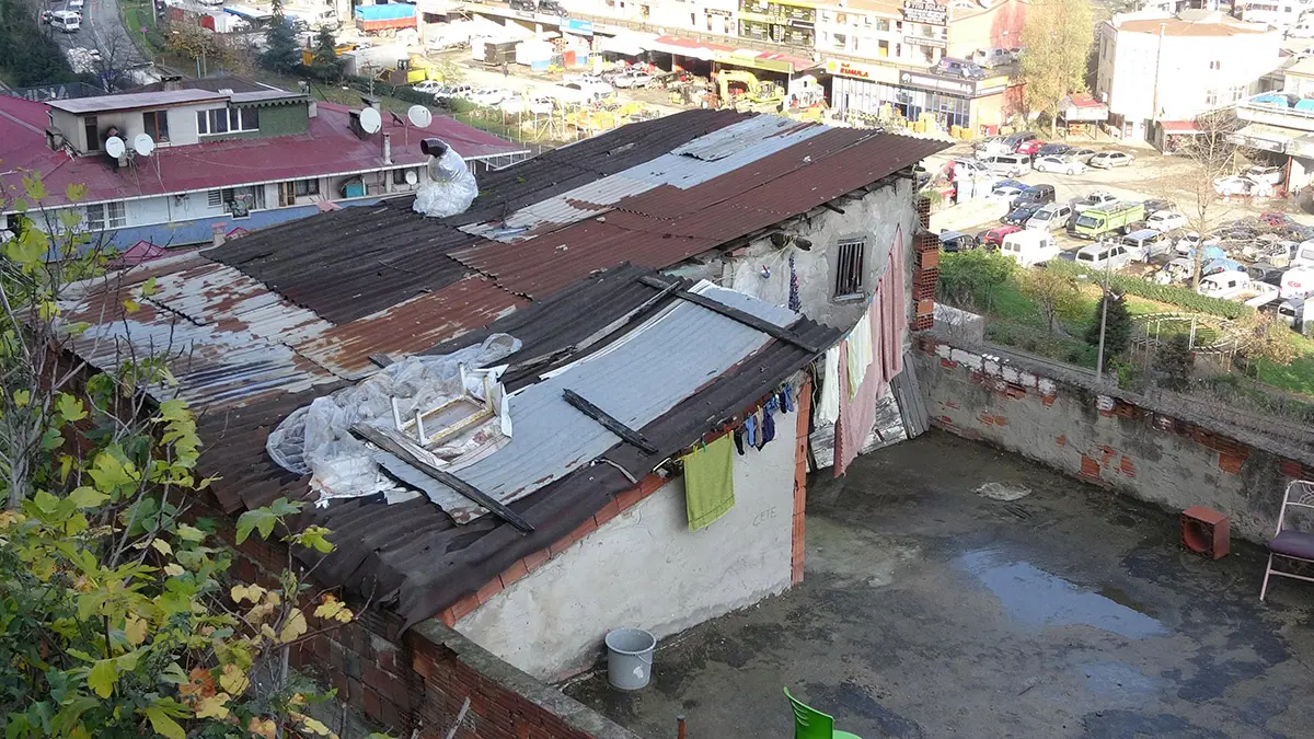 Trabzon'da, kaymaklı mahallesi'nde 14 yıl önce 2 kişinin ölümü üzerine 'afet bölgesi' ilan edilip, 6 yıl önce kira desteğiyle tahliye edilen ve artan kira bedelini öne süren ailelerin, yamaçta düşme riski olan 60 tonluk kaya tehdidine rağmen, yeniden yaşam sürmeye başladığı 19 ev için yıkım kararı alındı.