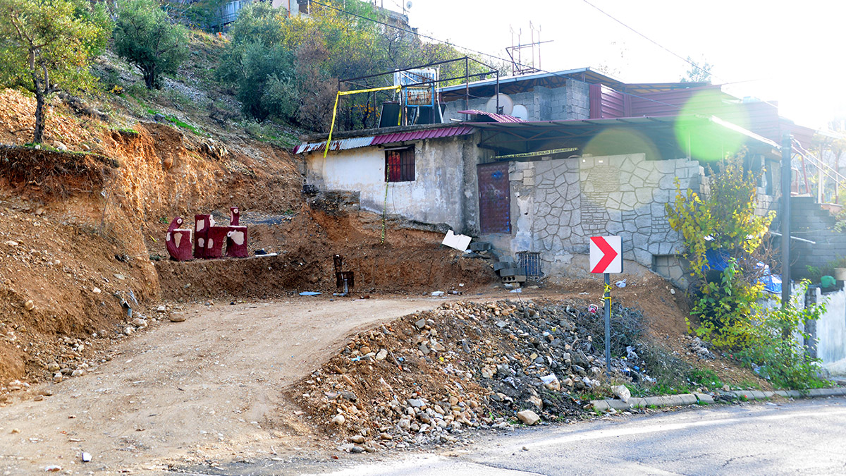 Kahramanmaraş'ta, 26 yıl önce eşi Arap Tanıdır'ı, 23 yıl önce de kızı Zeynep Tanıdır'ı öldürüp evin bahçesine gömdüğü iddiasıyla tutuklanan, 76 yaşındaki cinayet sanığı kadın ifade verdi.