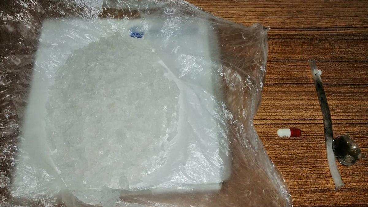 Bursa’nın Mudanya ilçesinde, deniz otobüsünden inerken polis yürüyüşünden şüphelenerek durdurdu uyuşturucu hap ve uyuşturucu içiminde kullanılan aparat ele geçirildi.