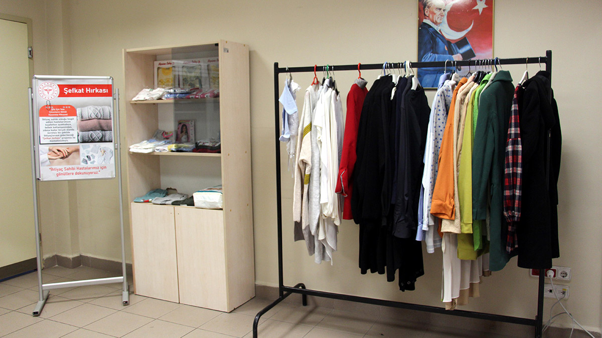 Acil hastalara bağışlanan kıyafetler veriliyor