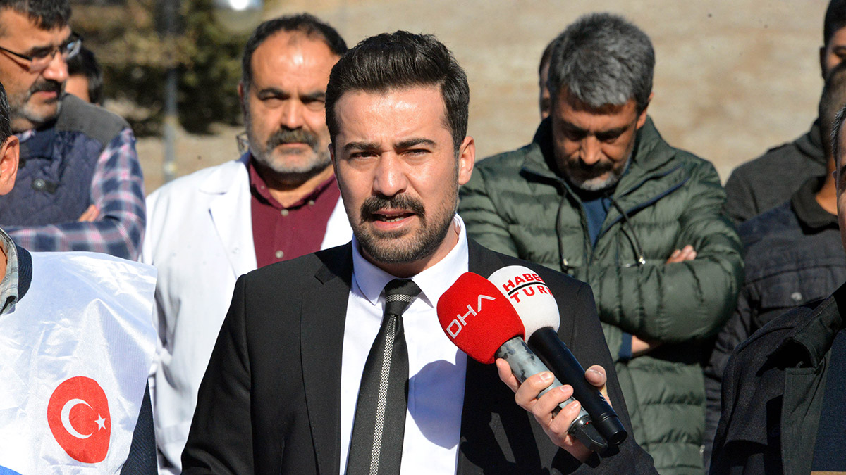 Adli rapor açmak isteyen doktoru darbettiler