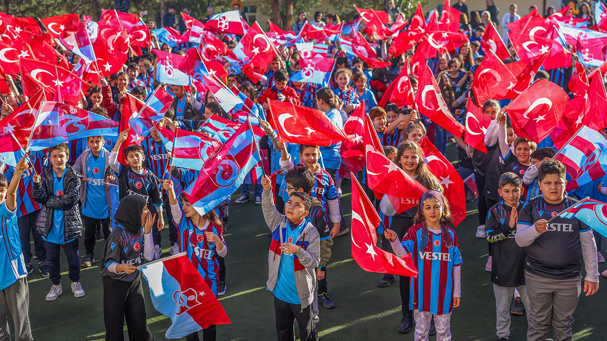 Ağaoğlu'ndan 10 bin öğrenciye Trabzonspor forması