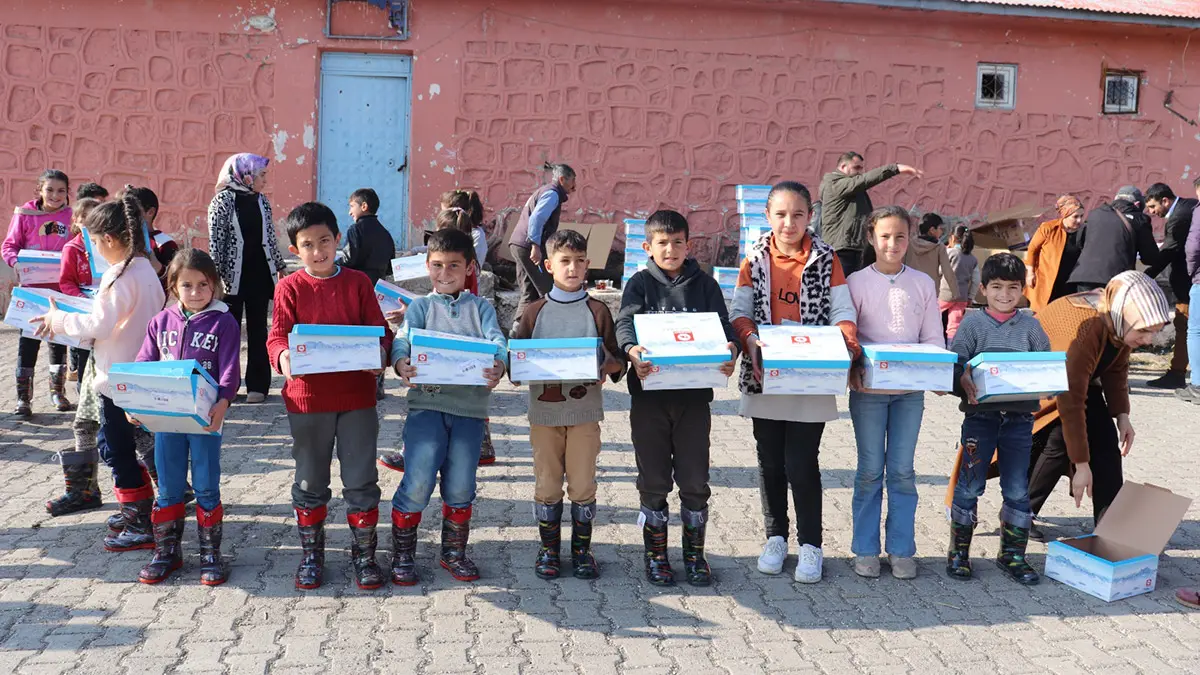 Ağrı'nın köy okullarındaki çocuklara karne hediyesi